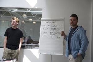 Abbildung 2: Philip Seufert (links) und Bartosz Kurzawski (rechts) stellen den Ablauf ihres Workshops vor.