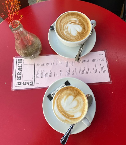 zwei-cappuccino-tasse