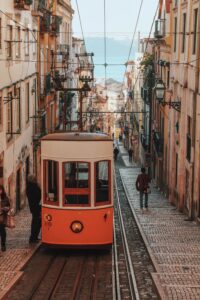 Alte Straßenbahn in Portugal, günstiges Reiseziel