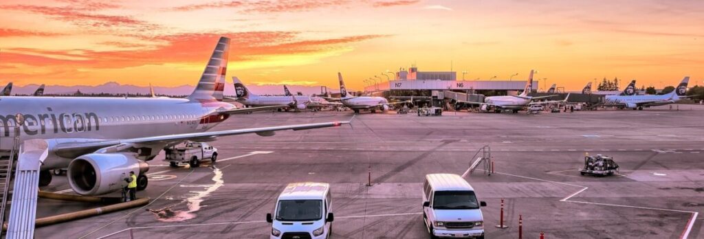 Bild vom Flughafen Rollfeld bei Sonnenuntergang
