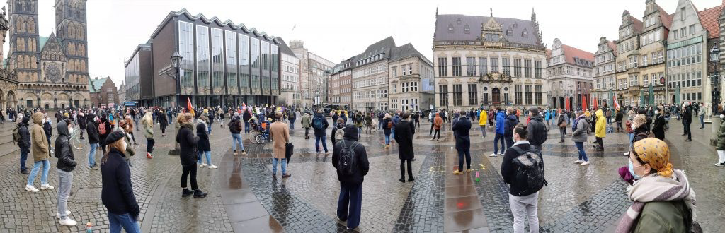 Abbildung 1: Trotz Regen erschienen am 6. März viele Demonstrant*innen auf dem Marktplatz, um gemeinsam gegen die Kürzungen zu protestieren.