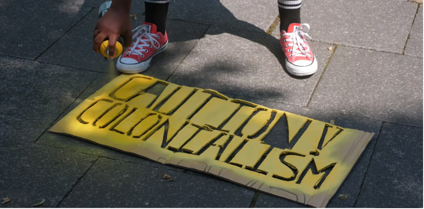 Ein Bild einer Frau im Bikino, die auf einem See in die Luft springt.
