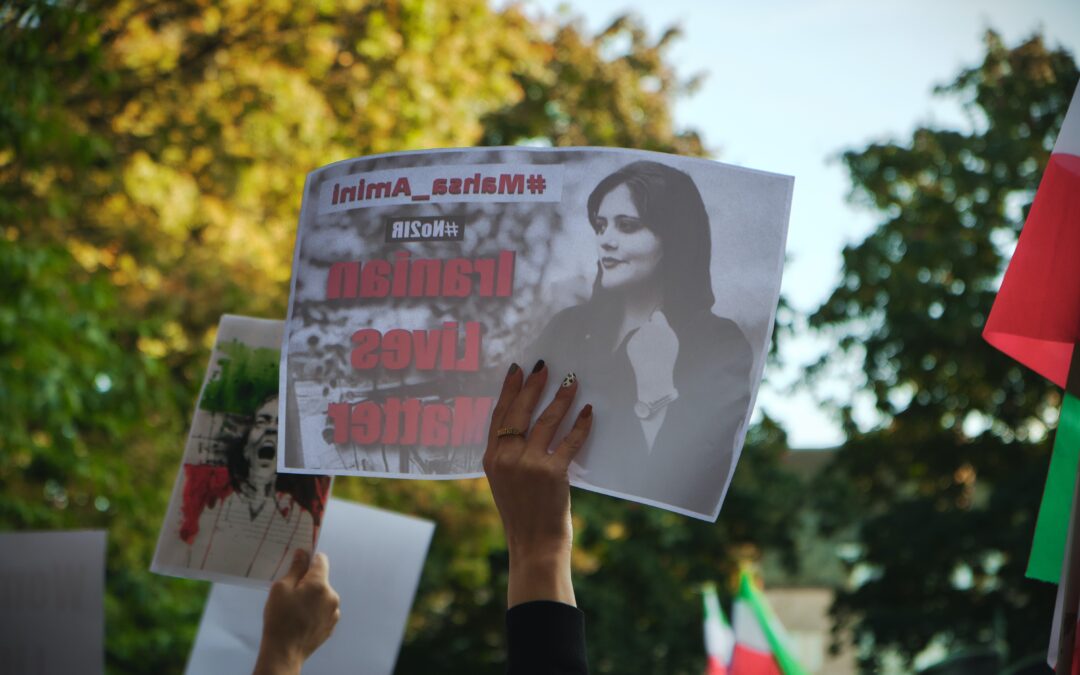 „Wir verlassen die Straßen nicht, bis ihr nicht gegangen seid“ – Proteste im Iran oder die Iranische Revolution