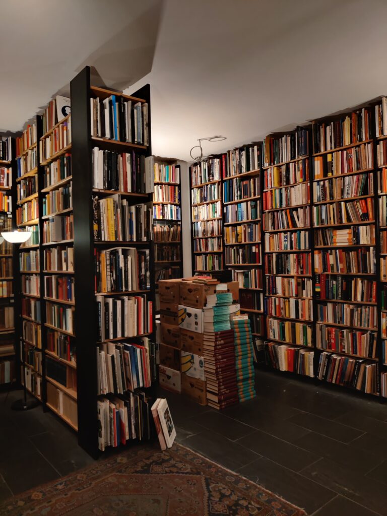 Viele Regale voller Bücher
