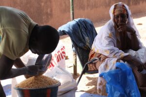 Abbildung 1: Geduldiges Warten auf Nahrungsmittelhilfe in Bamako, Mali, Foto: Derek Markwell/DFID.