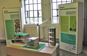Beim Kurs "Unser Nachhaltigkeitshaus" experimentieren die Schüler*innen mit verschiedenen Baumaterialien und bauen ihr Modell eines nachhaltigen Hauses.