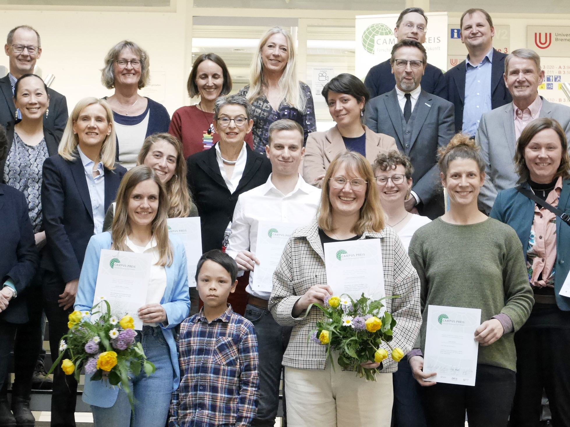 Gruppenfoto des Campus Preises auf einer Treppe mit den ausgezeichneten Personen und weiteren Beteiligten