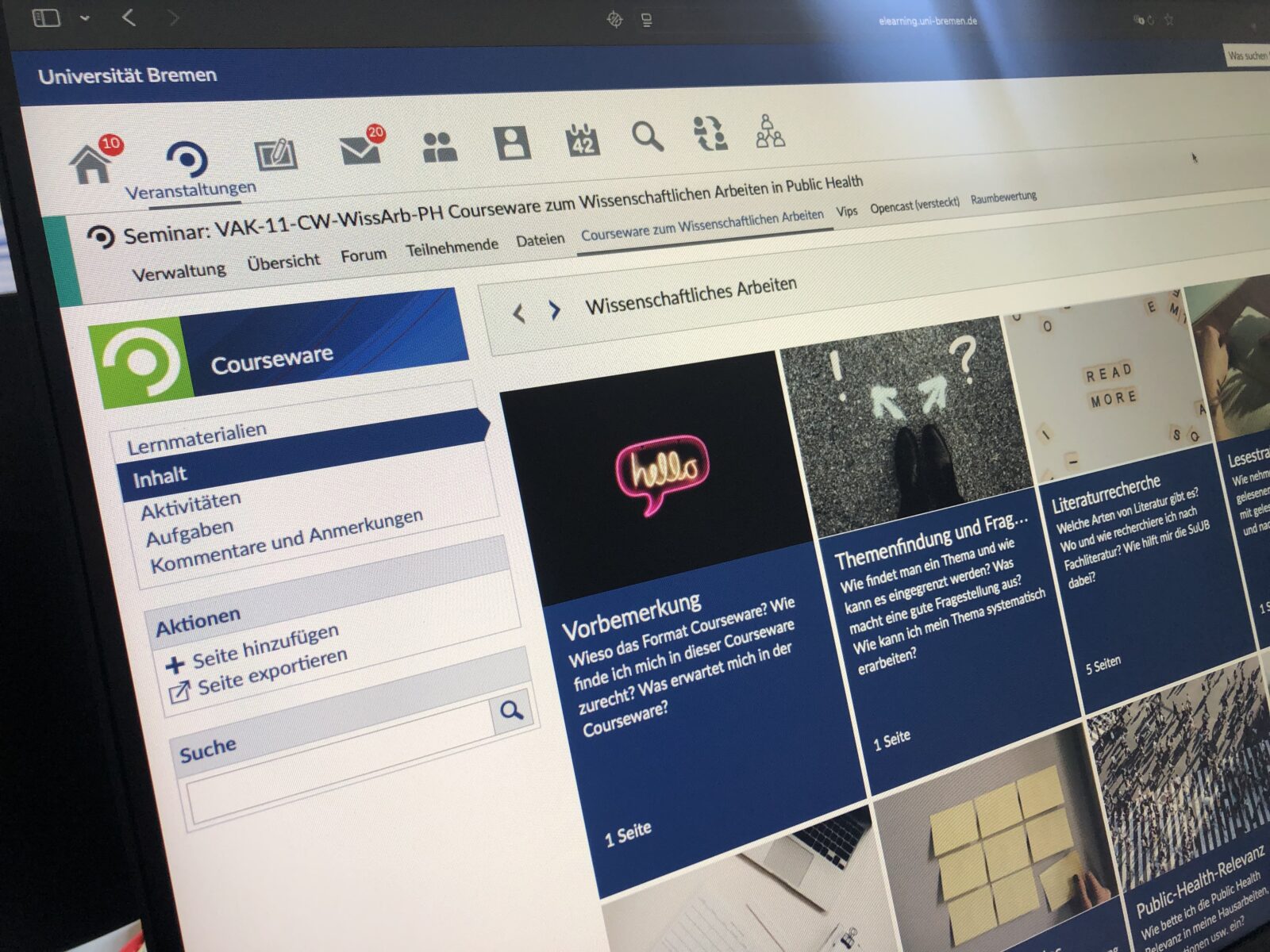 Das Bild zeigt eine Webseite der Universität Bremen, die über ein Courseware-System für Wissenschaftliche Arbeiten und Veranstaltungen informiert. Es zeigt verschiedene Abschnitte wie "Veranstaltungen", "Inhalt", "Aktionen" und "Suche". Es gibt auch Themen wie "Themenfindung und Fragen" und "Literaturrecherche".