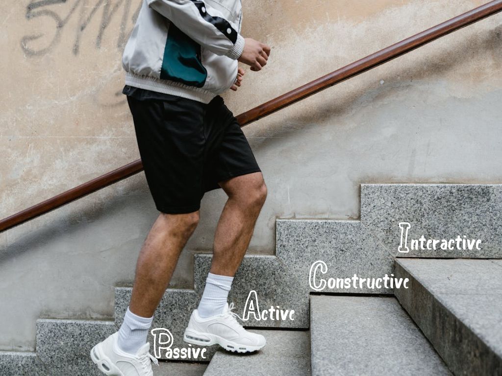 Das Bild zeigt Beine, die eine Treppe hinaufgehen.