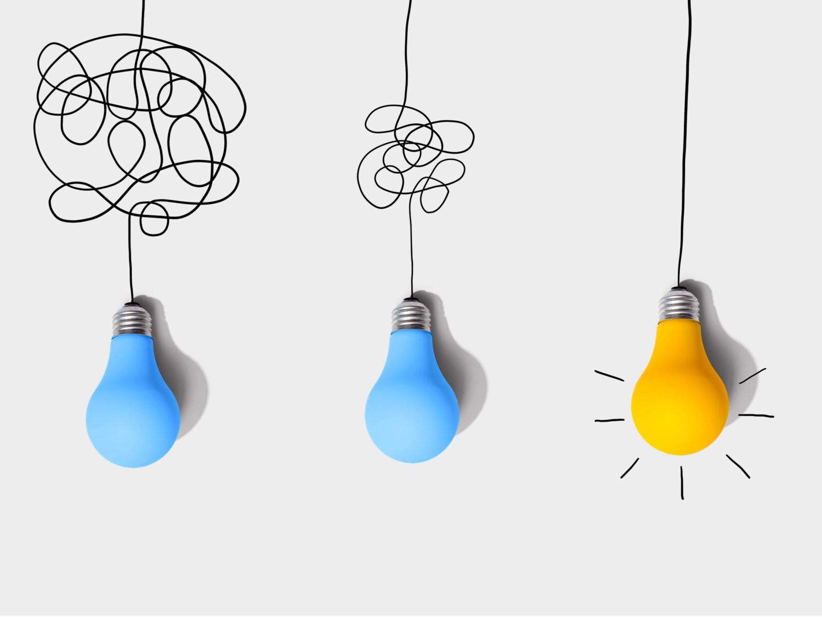 Drei Glühbirnen hängen nebeneinander an Kabeln, deren Verlauf sich von links nach rechts von stark verknotet zu gerade vereinfacht. Die erste und zweite Glühbirne sind blau und aus, die dritte ist gelb, klar verbunden und leuchtet.